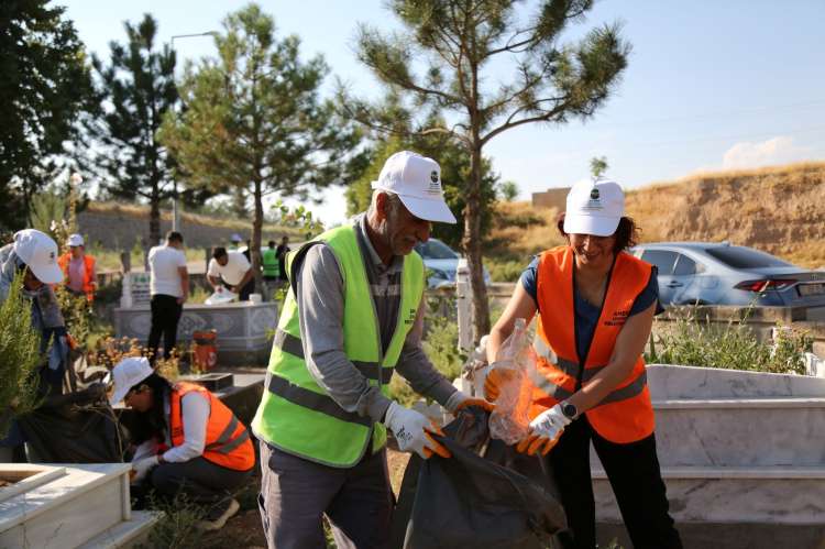 Gazi Mahallesi ve Müdür Umum Mezarlığında Temizlik