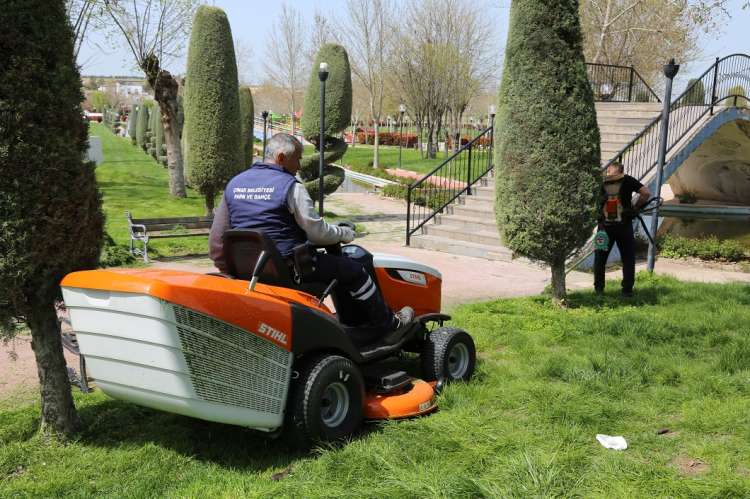 Çim Biçme Çalışmaları Devam Ediyor