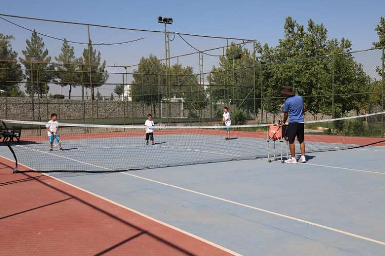 Tenis Kursiyerlerimiz Atış Öğreniyor  