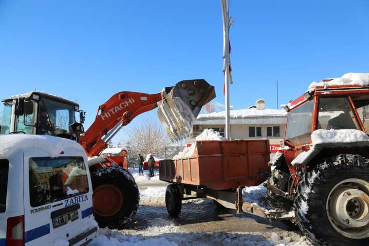 Kaldırım Temizleme Çalışmaları Devam Ediyor