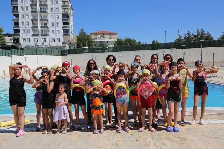 Çınar Belediyesi Olimpik Yüzme Havuzu Sezonunu Açtı