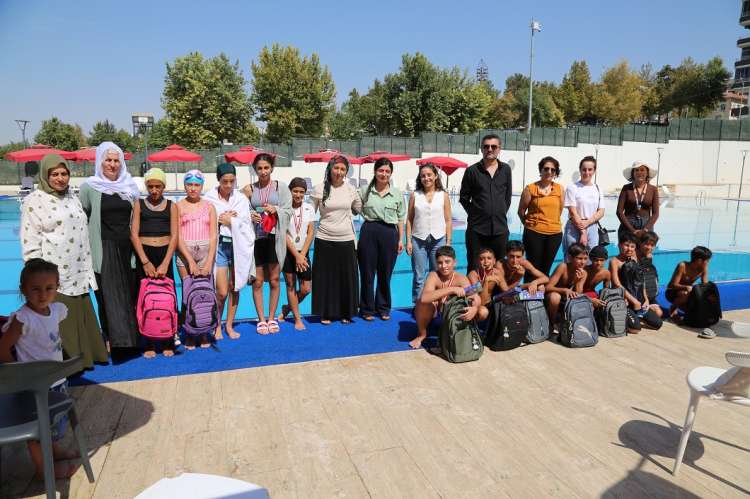 Olimpik Yüzme Havuzunda Yüzme Yarışı Düzenlendi