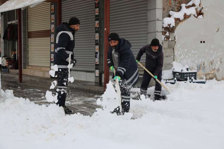 Kaldırım Temizleme Çalışmaları Devam Ediyor
